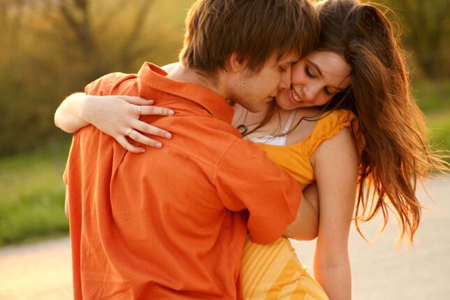 Abbracciando una ragazza, il ragazzo mostra segni fisiologici di eccitazione