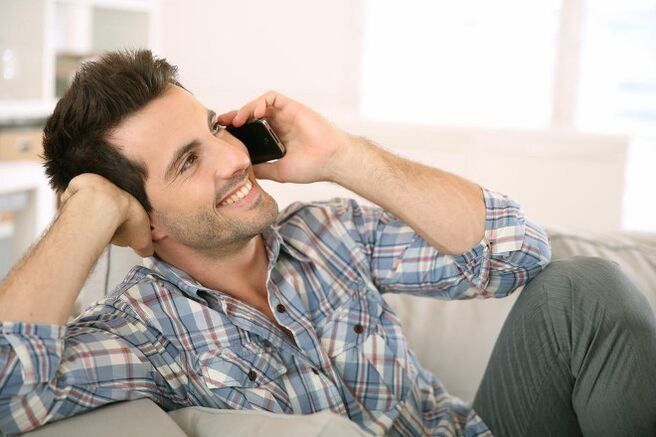 Sentendosi eccitato, un uomo parlerà a lungo con una donna al telefono
